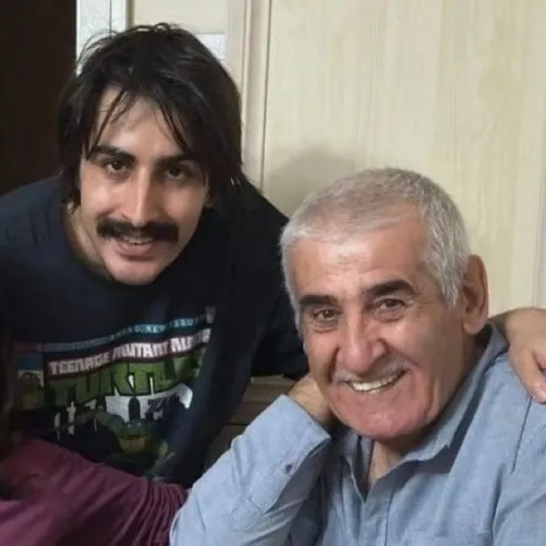 yekvucutcom's tweet photo. Tutuklanan Deniz Göktaş’ın babası terörist çıktı:

Baba Kemal Göktaş'ın sicili:

⬩Terör Örgütü THKO üyeliği 
(Deniz Gezmiş, Hüseyin İnan, Yusuf Aslan, Sinan Cemgil, Alparslan Özdoğan, Kadir Manga, Taylan Özgür, Cihan Alptekin ve Mustafa Yalçıner tarafından kurulan silahlı Marksist-Leninist örgüt.) 

⬩ 1980 Çorum olaylarında bir polisin şehit edilmesi ve bir polisin yaralanmasıyla sonuçlanan saldırılarda aktif rol almış

⬩ Benzer suçlar kapsamında 1991 yılında yeniden tutuklanarak cezaevine giriyor ve sonrasında 1999 yılında şartlı tahliye

Oğlu bir gösterisinde babası hakkında şunları söylemişti:
- “Babam sürekli Ankara’dan arıyordu. Bütün eylem videolarını izledim. Hiçbirinde yoksun. Ne yapıyorsun? Evde yatıyor musun?

Dizi oyuncularını bile gözaltına alıyorlar. Seni niye almıyorlar? İşbirlikçi misin?"

Kaynak: Haber7