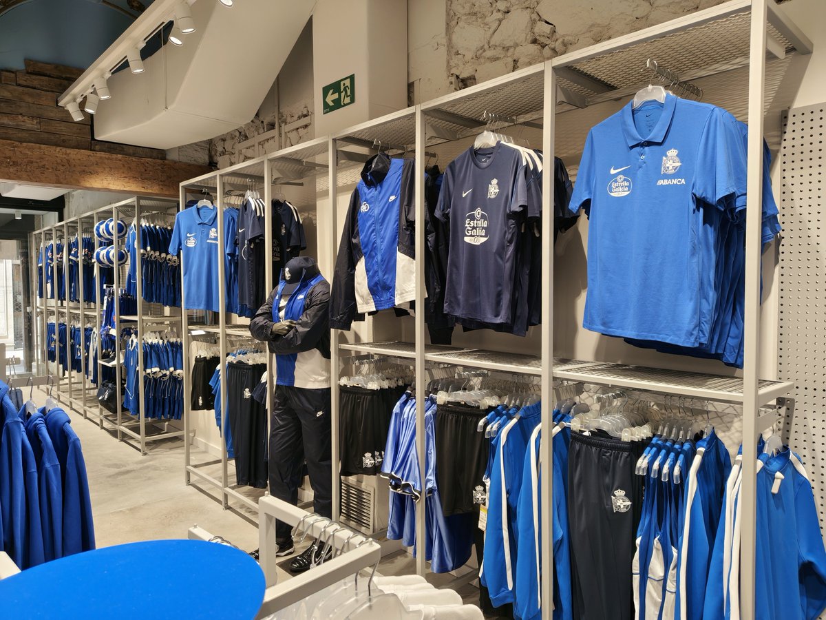 EloyTP's tweet photo. #Coruña - Imágenes 📸 de la nueva DeporTienda ⚽ de la calle Real. 

🤍💙🤍💙🤍💙🤍💙🤍💙 https://t.co/peHzgtV30y