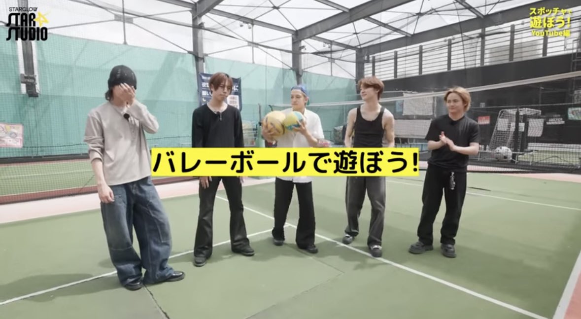 jx62071k's tweet photo. "女バレがネット立てて準備してる時に遊びでバレーしに来る違う部活の男子"
隣のバスケ部とかが遊びに来るあの時の光景が蘇ってきます
完全一致👐🏐💕
#STARSTUDIO https://t.co/g8wb7NrAJD