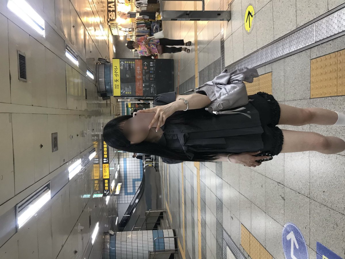 cccany0o's tweet photo. 韓国の駅の鏡のファン🤳🏻💋💕 https://t.co/oNm2vTD3YX