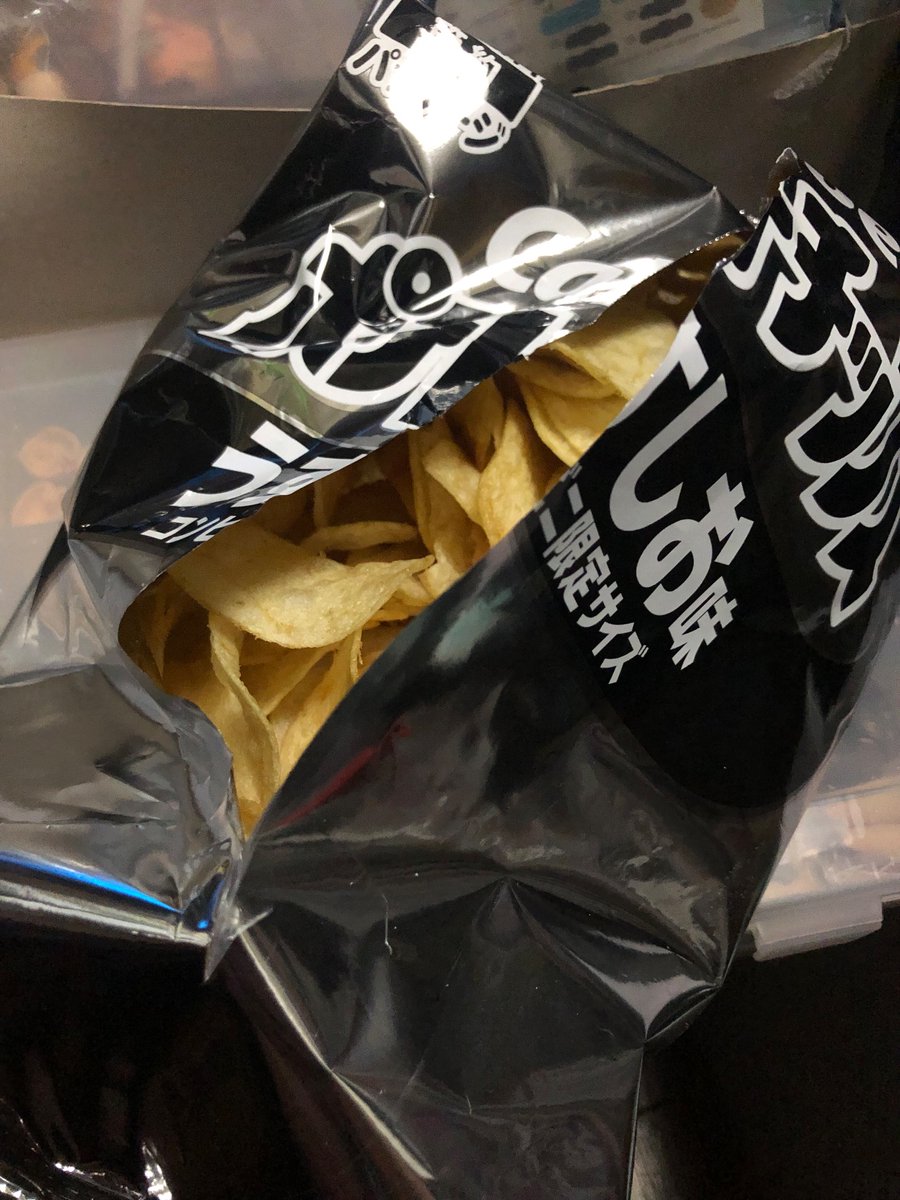blackcatcamera's tweet photo. 食べ物で遊んでねーでサッサと食え！
たわけが。

#白黒ポテチ ＃カルビー #石油原料節約パッケージ https://t.co/ufnBRNJMCl