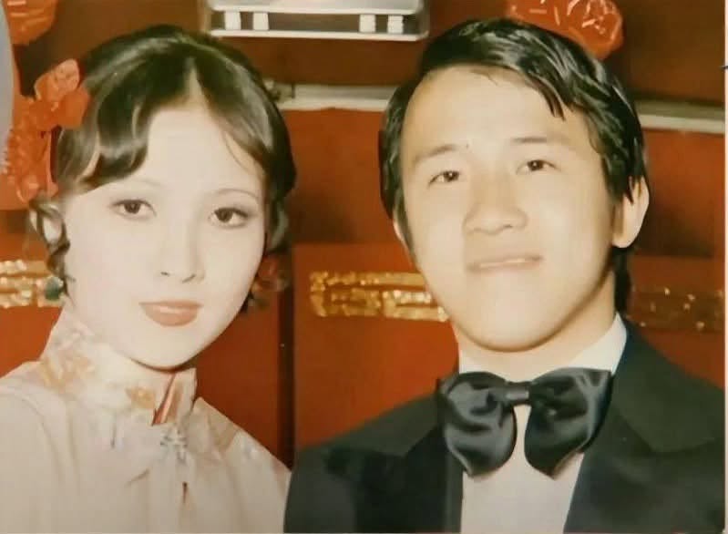 AfrikaanBeat's tweet photo. 1974年、曾志偉氏（21歲）  王美華嬢（18歲）！ https://t.co/7TgLJ55wZD