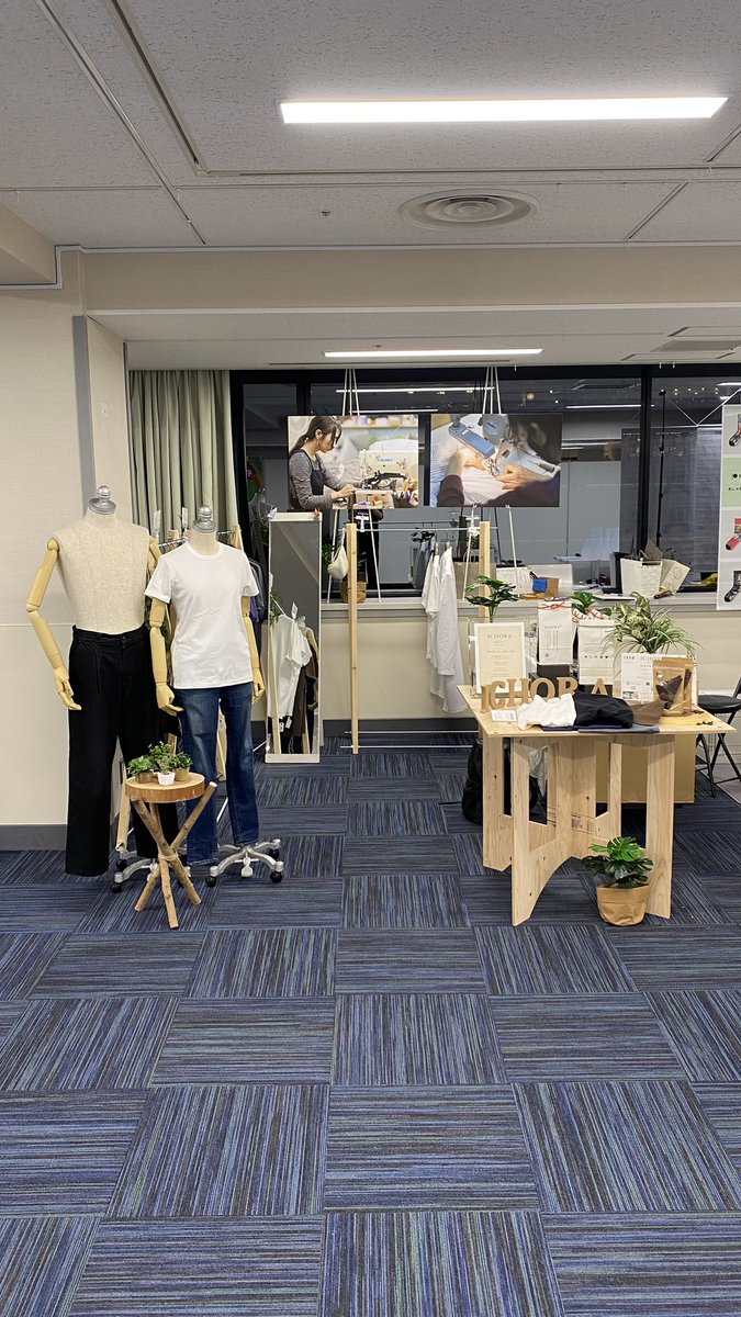 houseiya_moto's tweet photo. ポストする暇がない…

日本製の覚悟店は今までにない量のポストをして、来られない方にその様子を見ていただこうと思っていましたが、全くその暇がありませんでした…

DMやコメントには返信しますので少々お待ちいただけると助かります。

左端のマネキンを見ていただくとお分かりいただけると思いますが、マネキンが着ているTシャツすらお買い上げいただいている状態です。

感謝しかありません！
本当にありがとうございます！