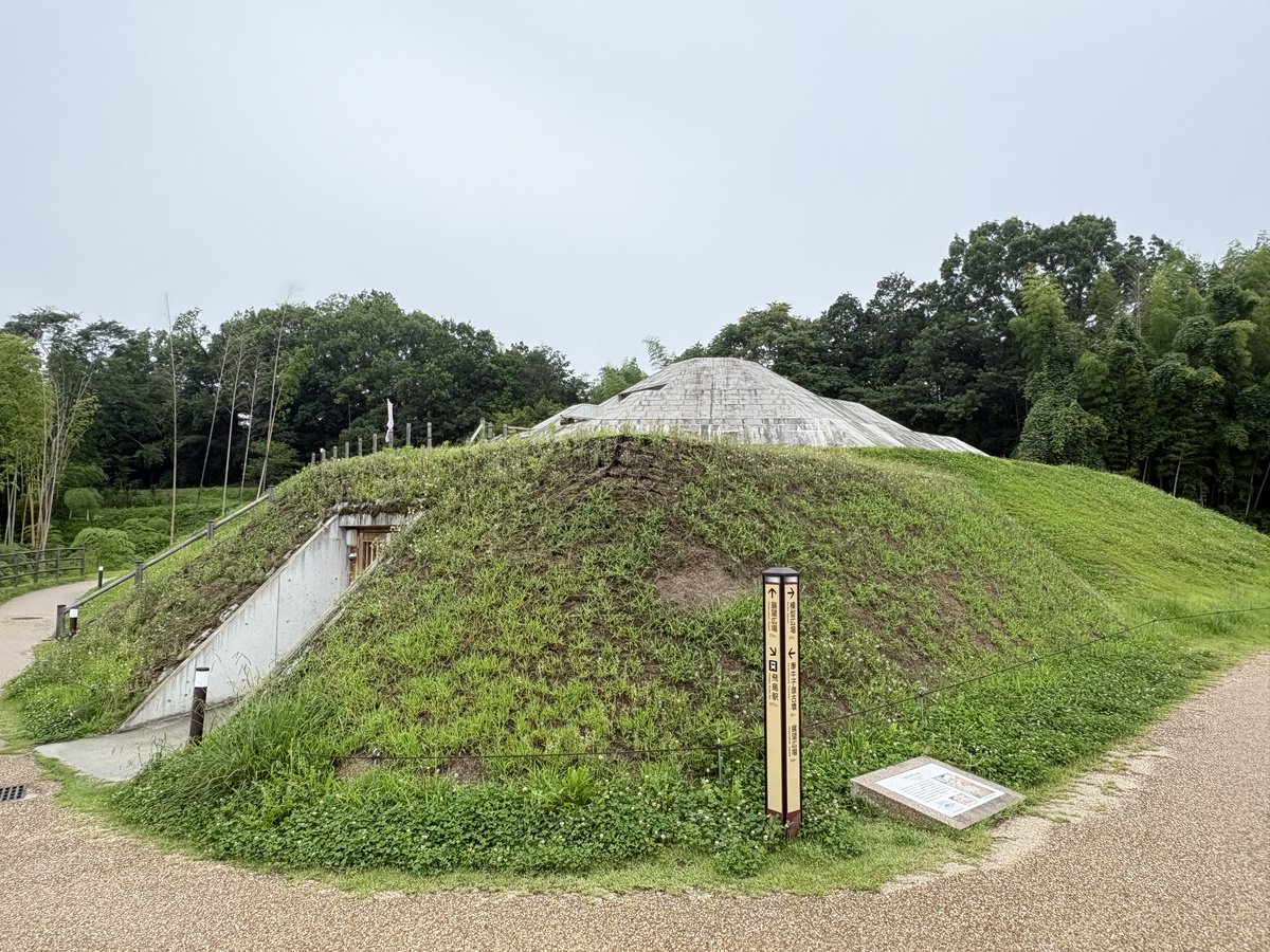 明日香村越の越塚御門古墳。 飛鳥時代の国指定史跡の方墳。牽牛子塚