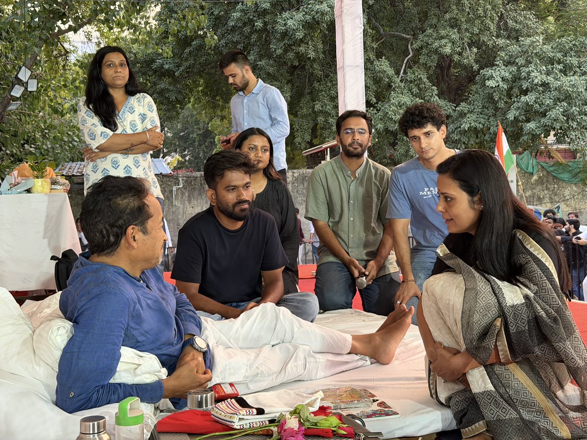 abhijeet_dipke's tweet photo. A big thank you to the fearless and fierce @MahuaMoitra ma’am for joining our protest today and charging up the crowd with her powerful words.

Your presence lifted the spirits of the youth who have been protesting relentlessly for the past 14 days. https://t.co/gjDeDvnXtX