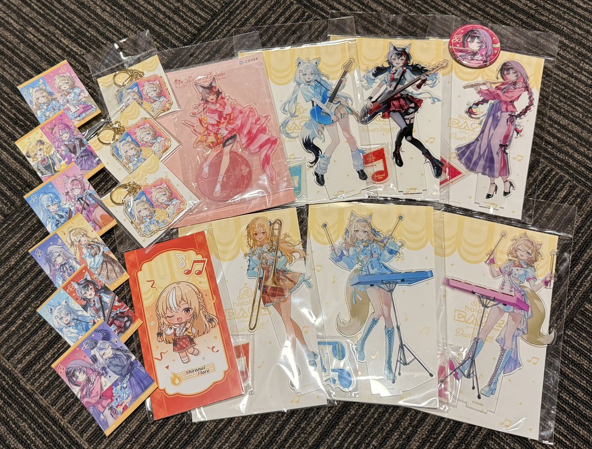 KotasanOTA's tweet photo. ホロベース行ってきたぞ~!! 代行含め戦利品
エンカして遊んでくれた方々、ありがとうございました!! むちゃくちゃ楽しいいい休日でした~!!
ビジュも良いし話せば楽しいし、満足満足。
これだからホロライブはやめられねぇ!!
#hololiveBASE https://t.co/B9F3qZgaE1