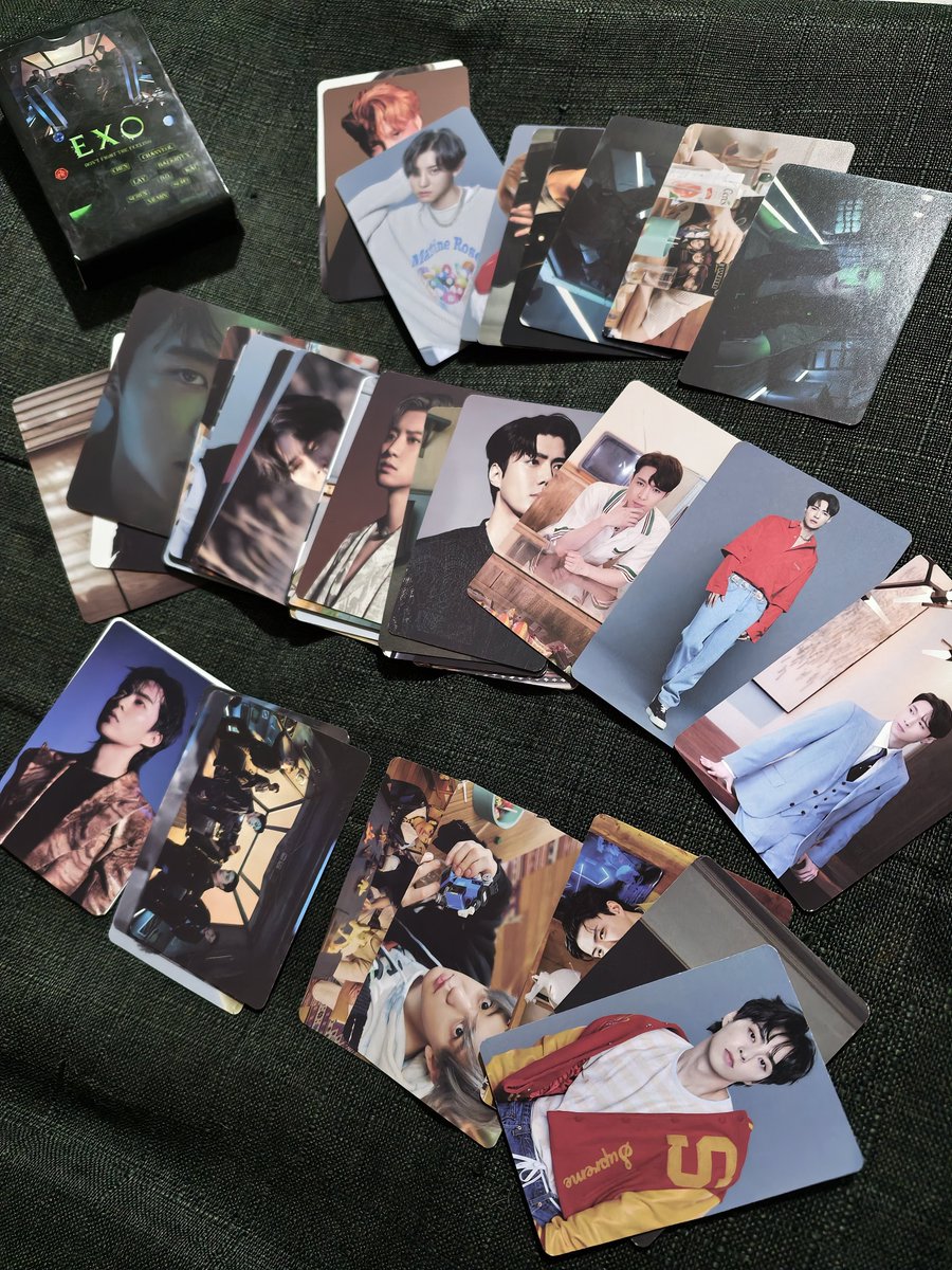 _charmmss's tweet photo. We'll be giving away random Don't Fight the Feeling lomo cards tomorrow! 🖤 See you, EXO-Ls! ✨

#ExhorizonInManila 
#Day1 
#EXO https://t.co/5V2s5T2Pwj