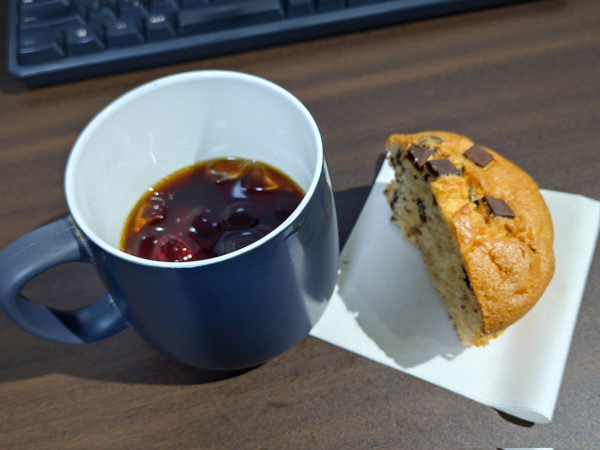 Falcon_Yoshida's tweet photo. 7.3.2026
ファルコンヨシダの午後のおやつ

・コストコのチョコマフィン（半分）
・アイスコーヒー（半分）

うまうまメーター ★☆☆☆☆

甘すぎて美味しくないぜ〜ぃ😎 https://t.co/jhy5SB2a3c