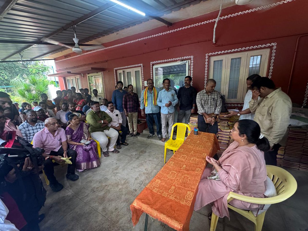 AditiGajapathi's tweet photo. రాష్ట్ర పార్టీ ఆదేశాల మేరకు ఈరోజు విజయనగరం పార్టీ కార్యాలయంలో పార్టీ నాయకులు మరియు కార్యకర్తలతో  సమావేశం నిర్వహించడం జరిగింది.
#TDP
#PartyMeeting #vizianaramconstituency https://t.co/zyAo1l1kMx