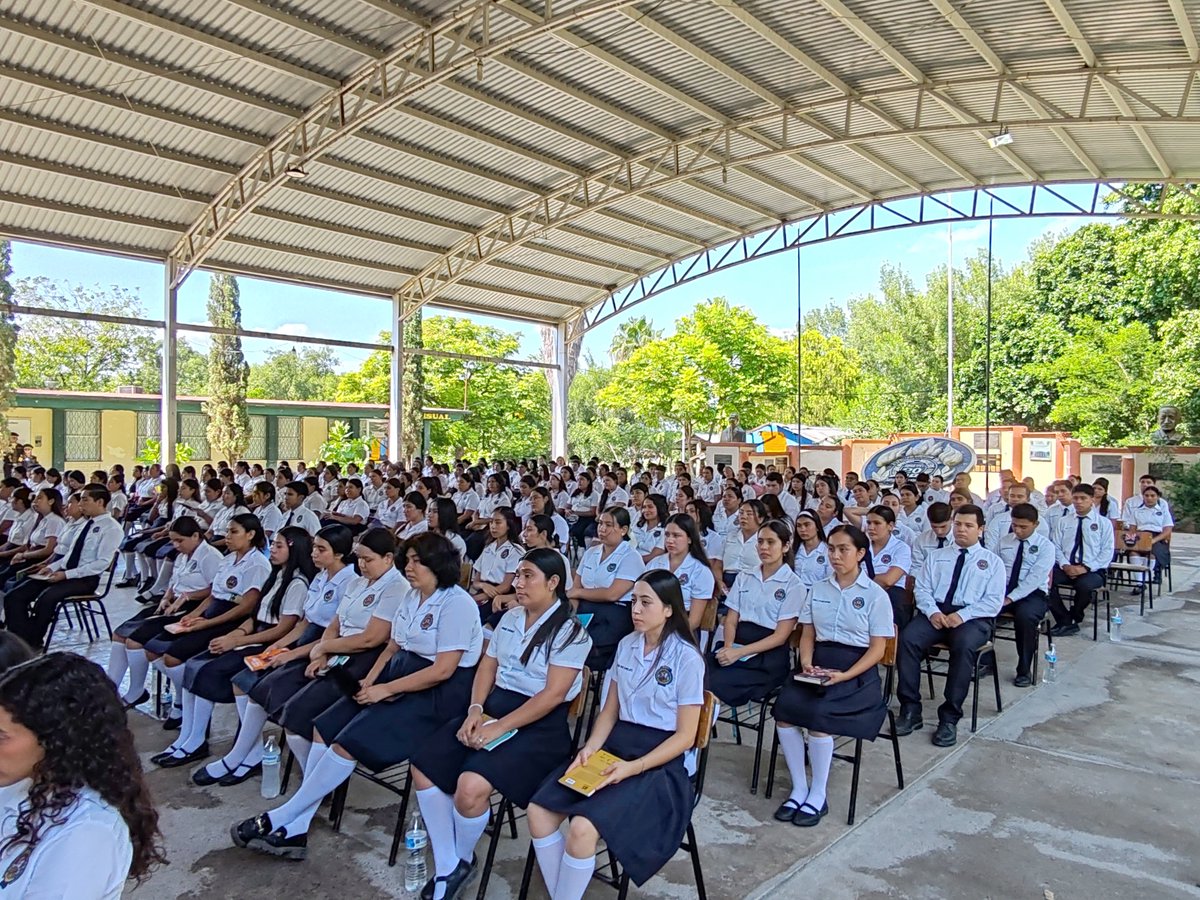 HectorVillarri's tweet photo. #CdVictoria Como parte de las acciones para fortalecer la formación académica de las futuras generaciones de docentes, la Dirección General de Educación Superior para el Magisterio #DGESUM, en coordinación con la Secretaría de @EDUCATAM llevó a cabo la entrega de la Colección "25 para el 25" del Fondo de Cultura Económica a los Clubes de Lectura, bibliotecas y estudiantes de las Escuelas Normales Públicas del estado.
La ceremonia se realizó en la explanada de la Escuela Normal Rural de Tamaulipas Maestro Lauro Aguirre donde se reunieron autoridades educativas federales y estatales, directivos, docentes, estudiantes normalistas e integrantes de los Clubes de Lectura de las instituciones formadoras de docentes y del Centro de Actualización del Magisterio.
La Dra. Ariadna Miguel Chávez Cobos expresó que esta entrega representa una oportunidad para consolidar la lectura como una práctica permanente entre las y los estudiantes normalistas, quienes tendrán la responsabilidad de formar a las próximas generaciones de niñas, niños y jóvenes.
Destacó que cada uno de los ejemplares entregados constituye una herramienta para desarrollar el pensamiento crítico, la sensibilidad, la creatividad y la capacidad de diálogo, cualidades indispensables en la formación de profesionales de la educación comprometidos con la transformación social.
Asimismo, reconoció el respaldo de la Dirección General de Educación Superior para el Magisterio por impulsar iniciativas que fortalecen la educación normal y favorecen la creación de comunidades lectoras dentro de las instituciones formadoras de docentes.
En el evento se resaltó que la Estrategia Nacional de Lectura promueve el acceso a los libros y fomenta espacios de encuentro, reflexión e intercambio de ideas mediante los Clubes de Lectura, contribuyendo a que la lectura se convierta en un hábito que acompañe a las y los futuros docentes a lo largo de su trayectoria profesional.
Con esta entrega de la colección "25 para el 25", la Secretaría de Educación de Tamaulipas y la #DGESUM refrendan su compromiso con el fortalecimiento de la formación inicial docente y con la promoción de la lectura como un pilar para el desarrollo educativo, cultural y social de la entidad.
#Tamaulipas @gobtam @Dr_AVillarreal @destacar @todos @seguidores