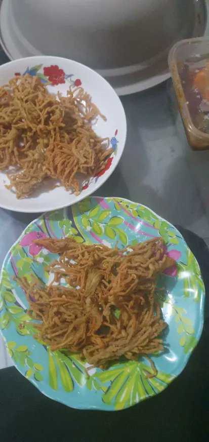 Heyitsaniajane's tweet photo. Crispy Enoki Mushroom #pataygutomtwt https://t.co/brWMmC0gue
