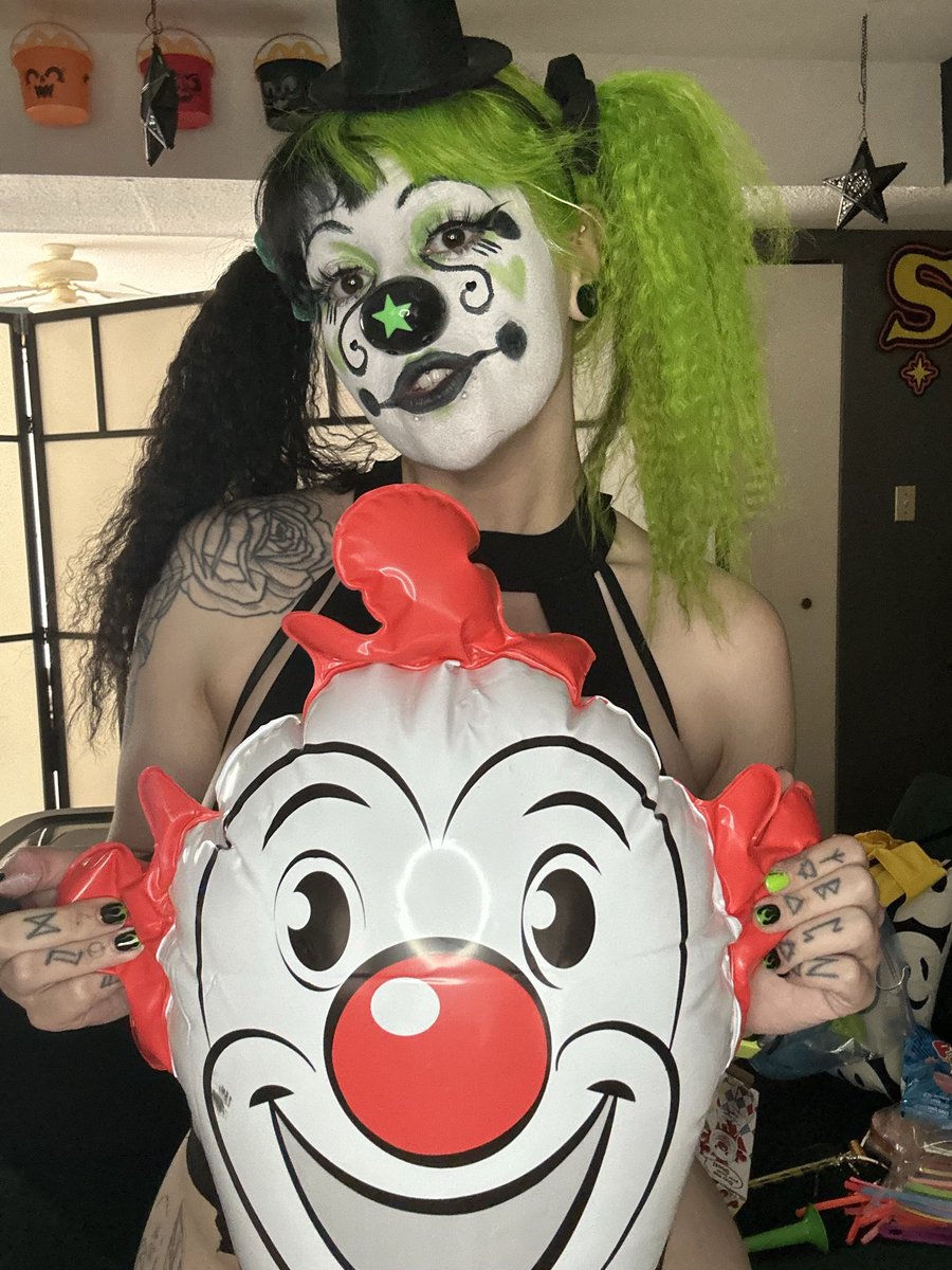 GoodBeanEm's tweet photo. New boyfriend reveal
#clown #clowngirl #clownmakeup https://t.co/O6NTTk4gx4