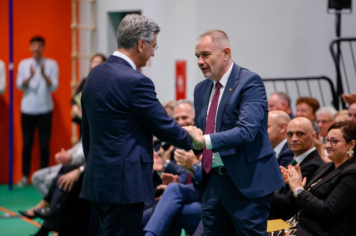 AndrejPlenkovic's tweet photo. U Korođu, u Vukovarsko-srijemskoj županiji, otvorili smo novu školsku sportsku dvoranu – jedan od brojnih projekata realiziranih u partnerstvu @VladaRH i mađarske nacionalne manjine.

U mjestu u kojem živi nešto više od 500 ljudi i kraju Hrvatske koji se suočava s problemom depopulacije, nastojimo stvoriti preduvjete mladima za druženje, sport i druge aktivnosti.

Nastavkom provedbe Operativnog programa nacionalnih manjina pomažemo u očuvanju nacionalnog i kulturnog identiteta manjina, kao i u obrazovnom procesu.