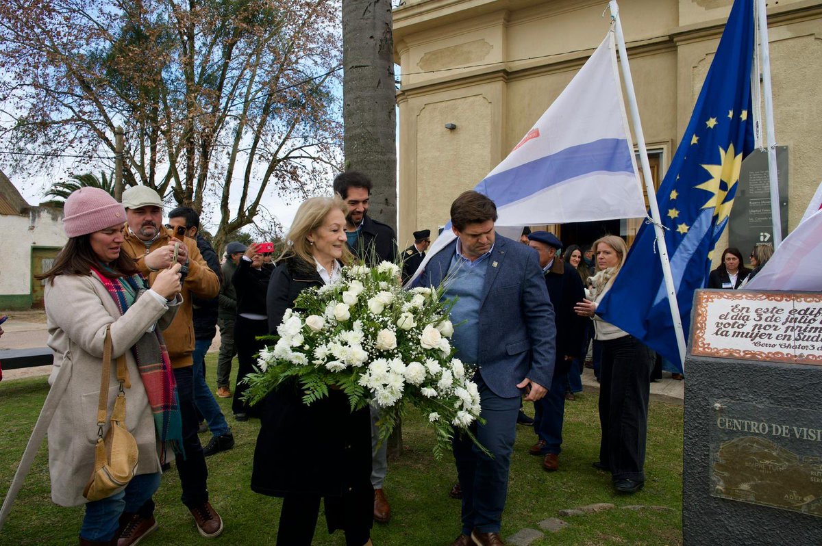 Parlamento_UY's tweet photo. 🙋‍♀️  |   La Presidenta de la Asamblea General @CosseCarolina participó de la conmemoración del 99º aniversario del primer voto femenino en América del Sur.

(+)  https://t.co/az3gokBGFO https://t.co/eKtzdocVcF