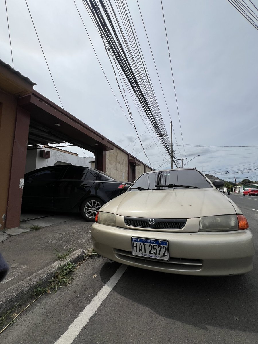 jjosshn's tweet photo. Que opinan de este ser humano tan idiota que vino a estacionarse frente a mi portón, será que le decoramos un poquito su vehículo? https://t.co/TGFENv7muB