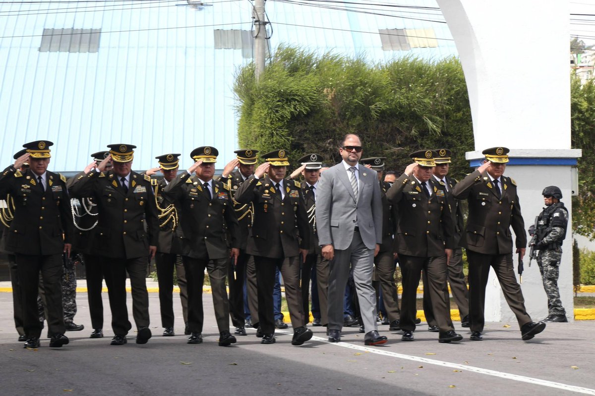 JohnReimberg's tweet photo. Cada ascenso en la Policía Nacional representa años de entrega, liderazgo y compromiso con el país.

A quienes hoy asumen los grados de Teniente Coronel y Coronel les corresponde una misión aún mayor: liderar con el ejemplo, proteger a los ecuatorianos y fortalecer la institución.

El Gobierno del presidente Daniel Noboa Azín, seguirá respaldando a nuestra Policía con decisión, dignificando la carrera policial y fortaleciendo sus capacidades para enfrentar al crimen organizado.

Felicitaciones a nuestros oficiales y a sus familias. 
Servir al Ecuador es el mayor honor.
