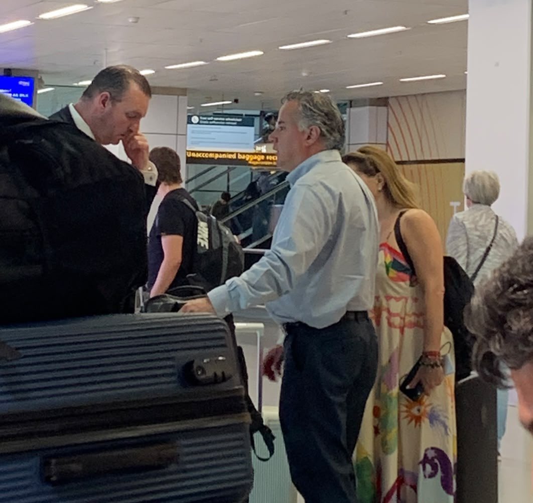 EIJefeDiego's tweet photo. Santiago Nieto dijo que se registró por Zoom al proceso de Morena para la gubernatura de Querétaro por razones de “austeridad”.

La realidad: fue captado de vacaciones en Ámsterdam.

Una persona que no fue capaz ni de cancelar o posponer un viaje personal para registrarse como candidato a gobernador… ¿qué puedes esperar de él como funcionario público?

Querétaro, ahí se las dejo.

Luego no digan que no venía cantada.