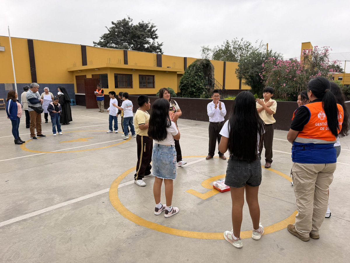 GRDMML's tweet photo. ¡POR UNA COMUNIDAD EDUCATIVA PREPARADA ANTE SISMOS! 💪👷

Continuando con los simulacros de evacuación ante sismos inopinados en las instituciones educativas del Cercado de Lima. https://t.co/rsTKhBqTWf