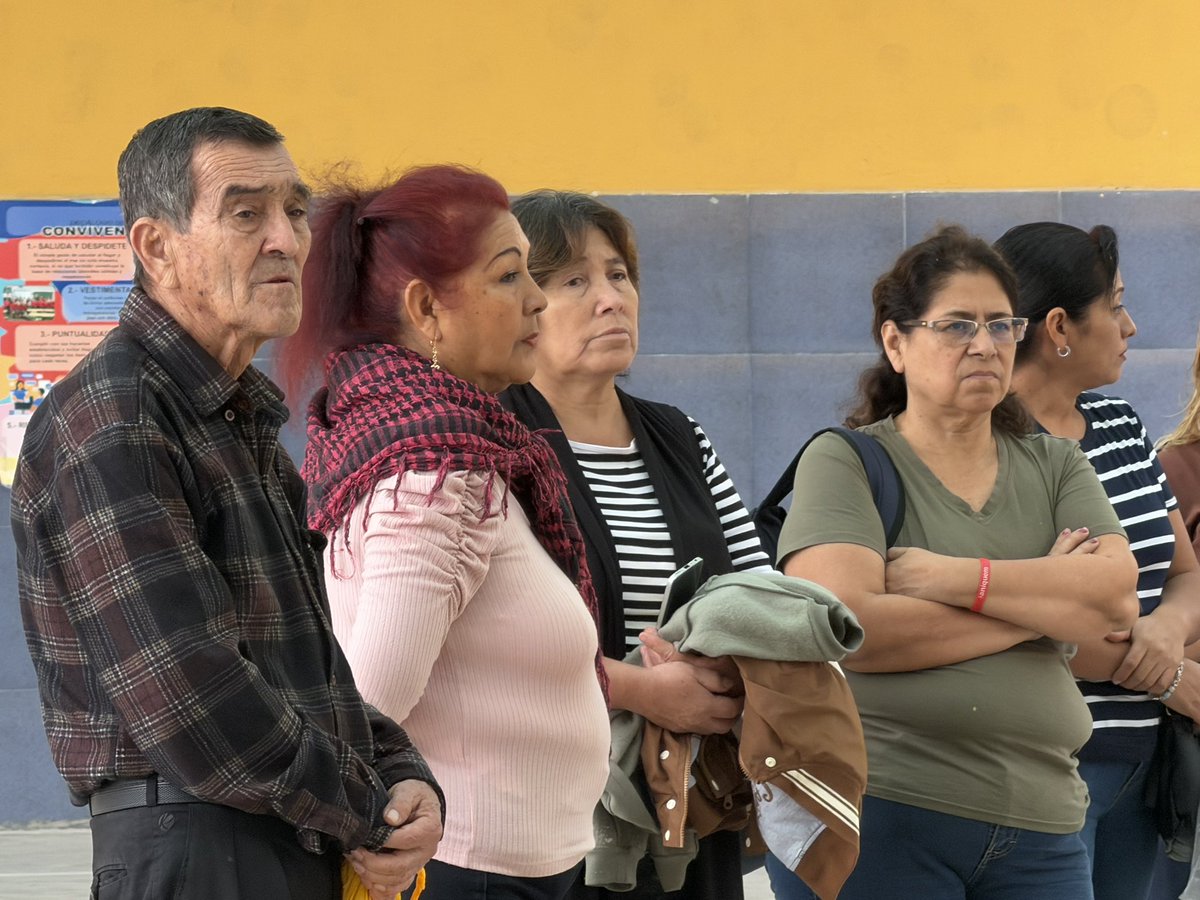GRDMML's tweet photo. Se contó con la participación de docentes, estudiantes y padres de familia, quienes pusieron en práctica los procedimientos de evacuación hacia las zonas seguras y los protocolos de actuación establecidos para este tipo de emergencias.

#LaCiudadNoDescansaNosotrosTampoco 💪 https://t.co/rhFFtn2WTH