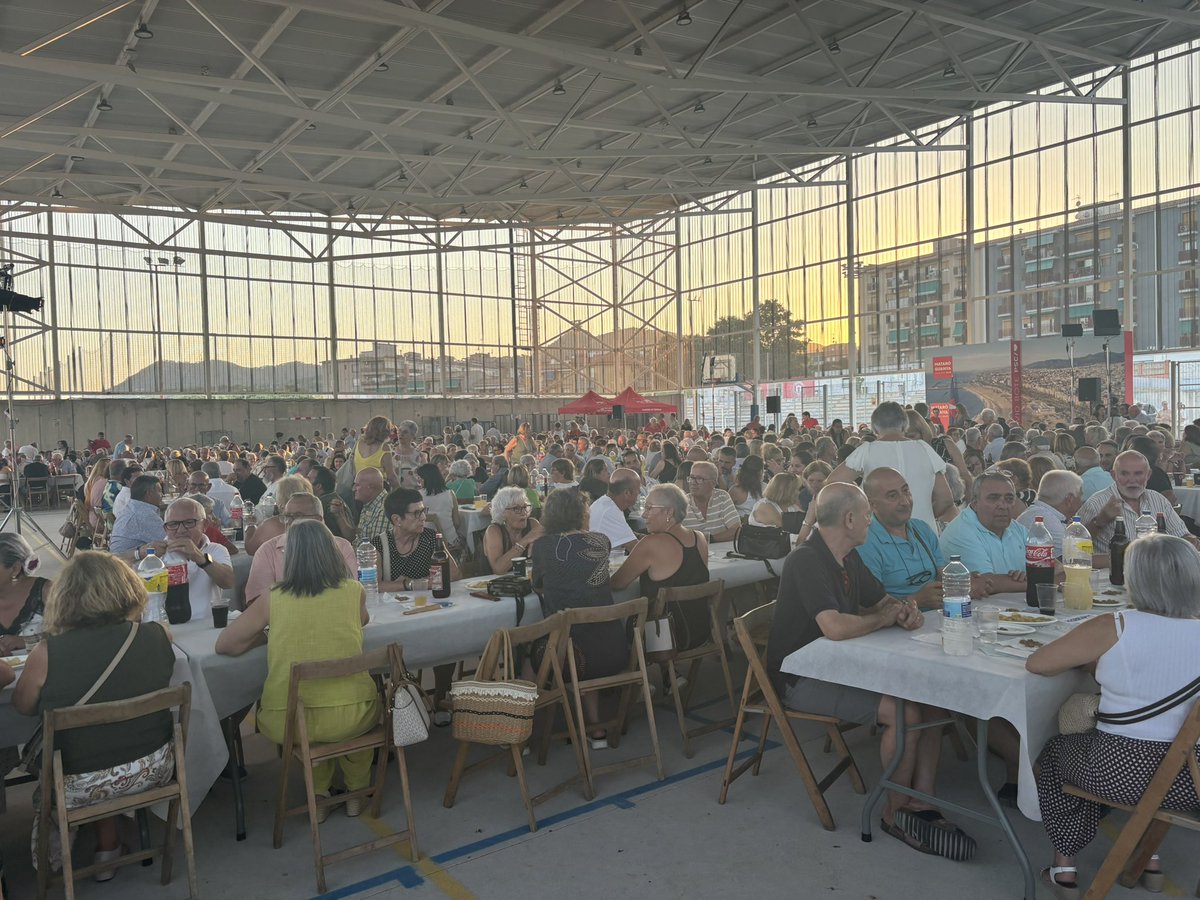 pscmataro's tweet photo. 800 persones s’han trobat per sopar amb @DBotePaz al poliesportiu Remigi Herrero de Mataró en el sopar de fi de curs del PSC a la ciutat. https://t.co/A5WkT31p30