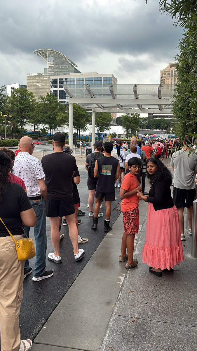 ltittsw's tweet photo. @peachtreerr @ATLtrackclub Update, we’ve been moved out of the un-air-conditioned corridor into a line that stretches further than I can see in each direction. Still no updates from anyone in charge. https://t.co/aRYksBH0ul