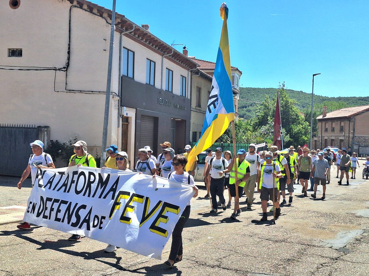 PlataformaFEVE's tweet photo. Hoy hemos completado la 4° etapa de la Marcha. El cansancio físico va haciendo mella pero la reivindicación sigue intacta, esta línea tiene que prestar un servicio digno, puntual y fiable. @oscar_puente_ @jasantano @Transxte @alferma1 @JADIEZLEON @alfonsocendon https://t.co/SH8IrKArS5