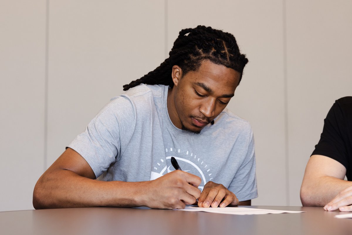 spurs's tweet photo. IT'S OFFICIAL! 👏

We signed our 2026 Draft Class! https://t.co/ZbxLTEI682