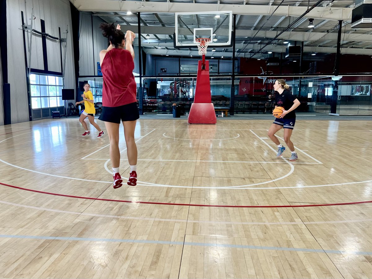 CoachBarnes1's tweet photo. Everyone wants the spotlight.

Very few are willing to earn it.

Stay hungry. Stay disciplined. Keep stacking days. 🏀📈 https://t.co/f1sICASVd7