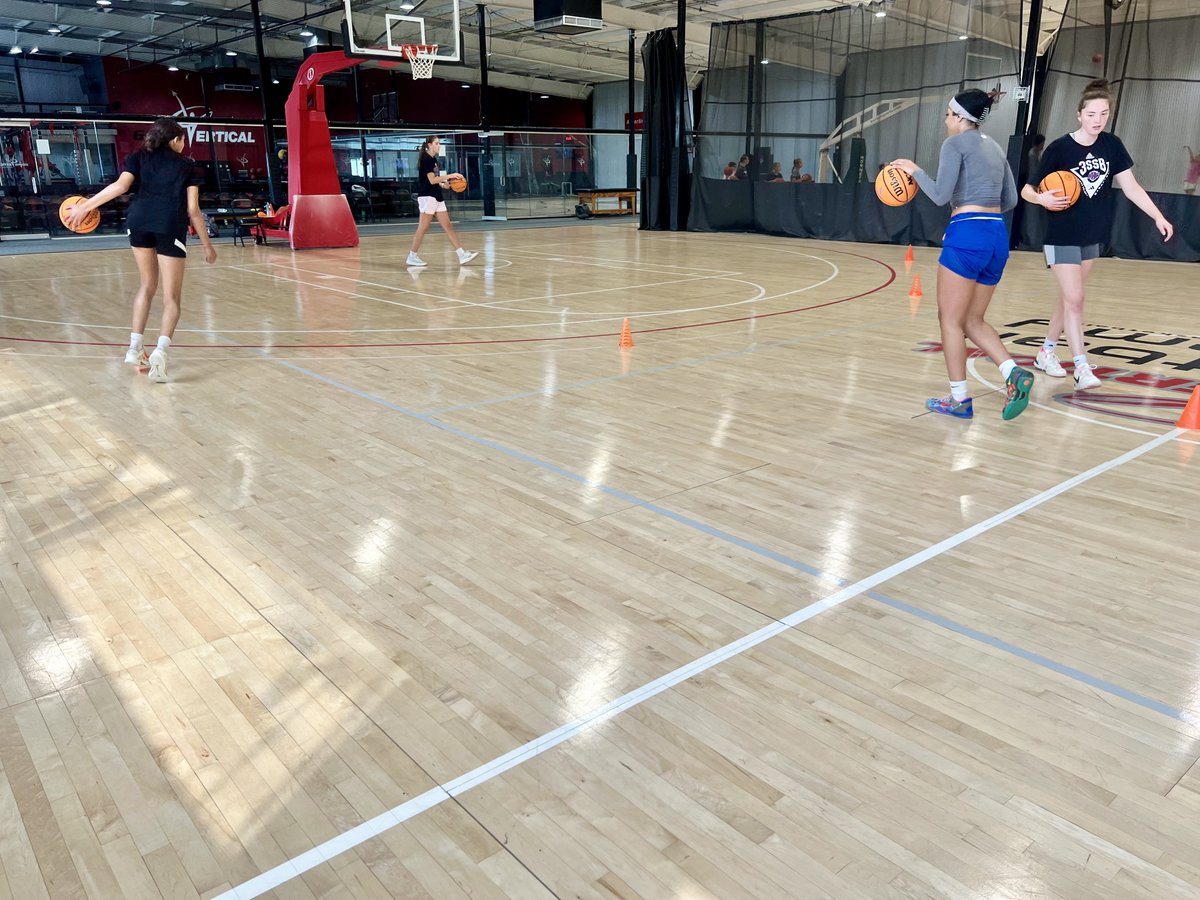 CoachBarnes1's tweet photo. Everyone wants the spotlight.

Very few are willing to earn it.

Stay hungry. Stay disciplined. Keep stacking days. 🏀📈 https://t.co/f1sICASVd7