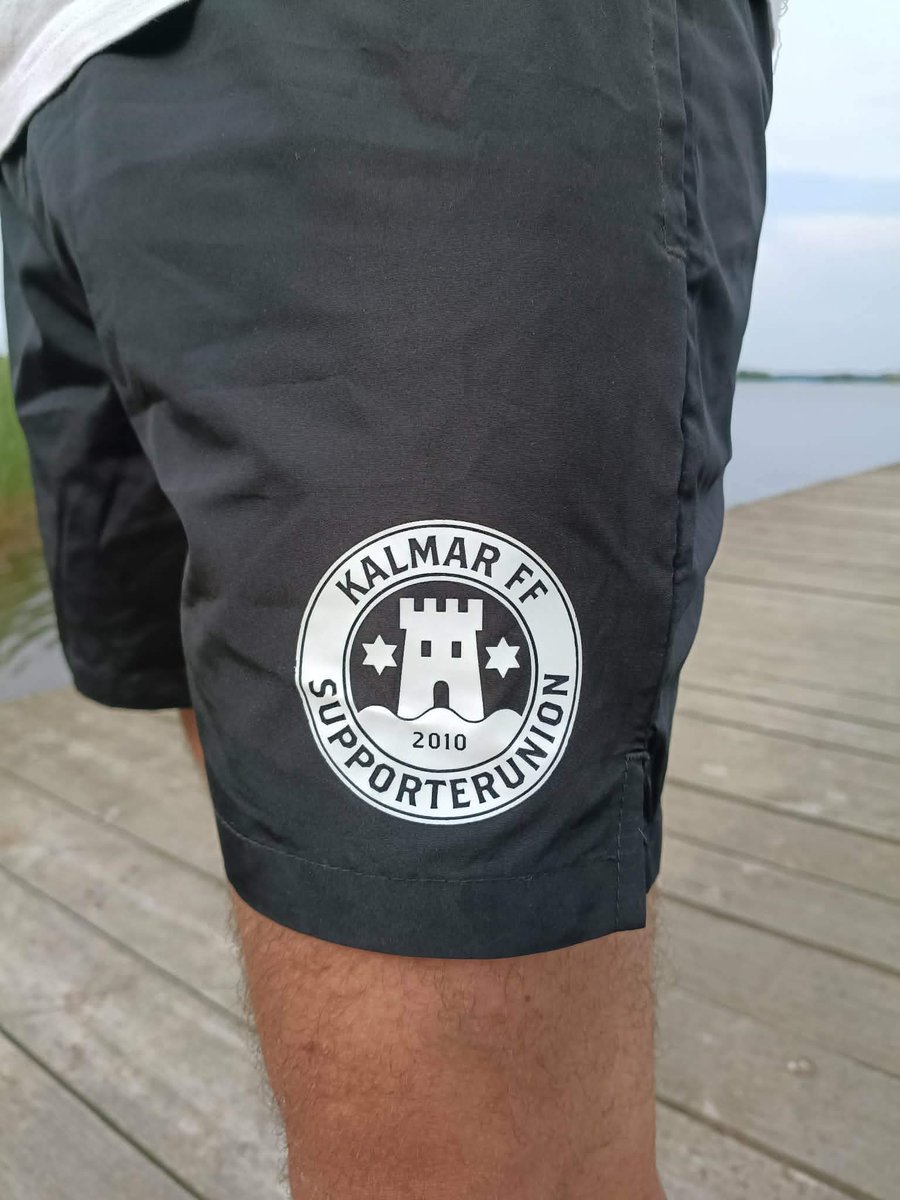 KFFSU's tweet photo. Sommarens hetaste badshorts köper du på Krögers och på Sydostkurvan på söndag.

Stötta KFF - Gå på matcherna🔴⚪️ https://t.co/wkFB63yHcu