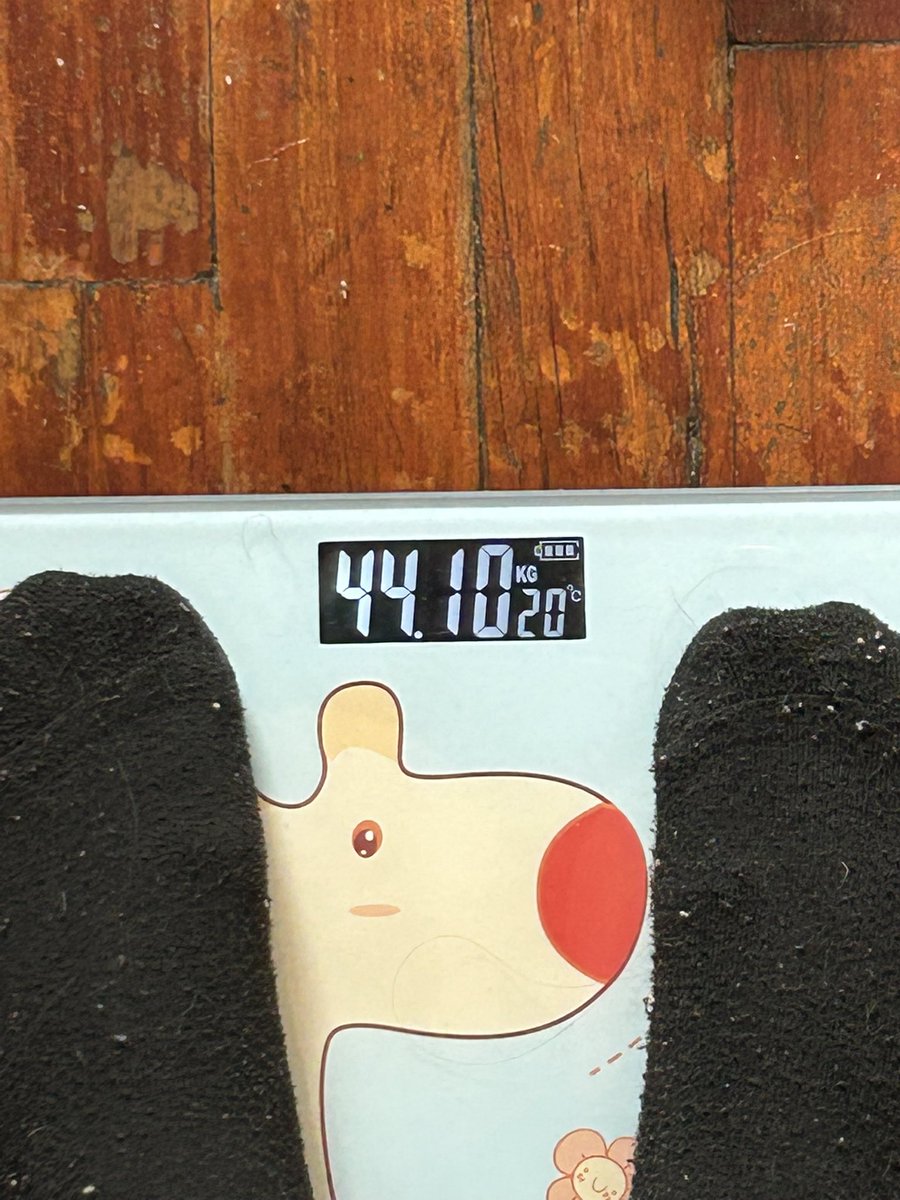 St4rScaIls's tweet photo. lol quiero bajar mínimo 2 kilos o 2.5 para el 12 https://t.co/pxSTIKn8Mo