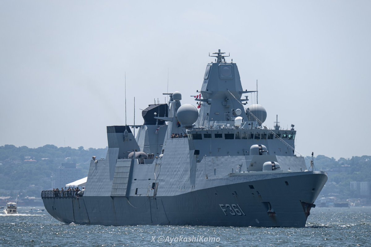 デンマーク海軍のフリゲート艦 「イーヴァル・ヒュイトフェルト」が