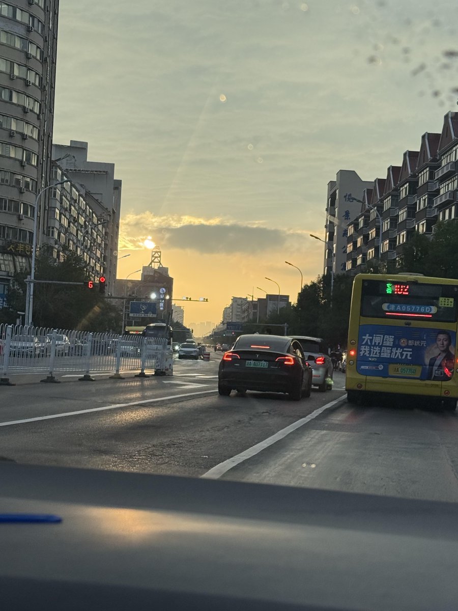 PichPris's tweet photo. Sunset glow painting the city’s wet street after rain, random but perfect golden hour vibe https://t.co/JkKXDqcmDk