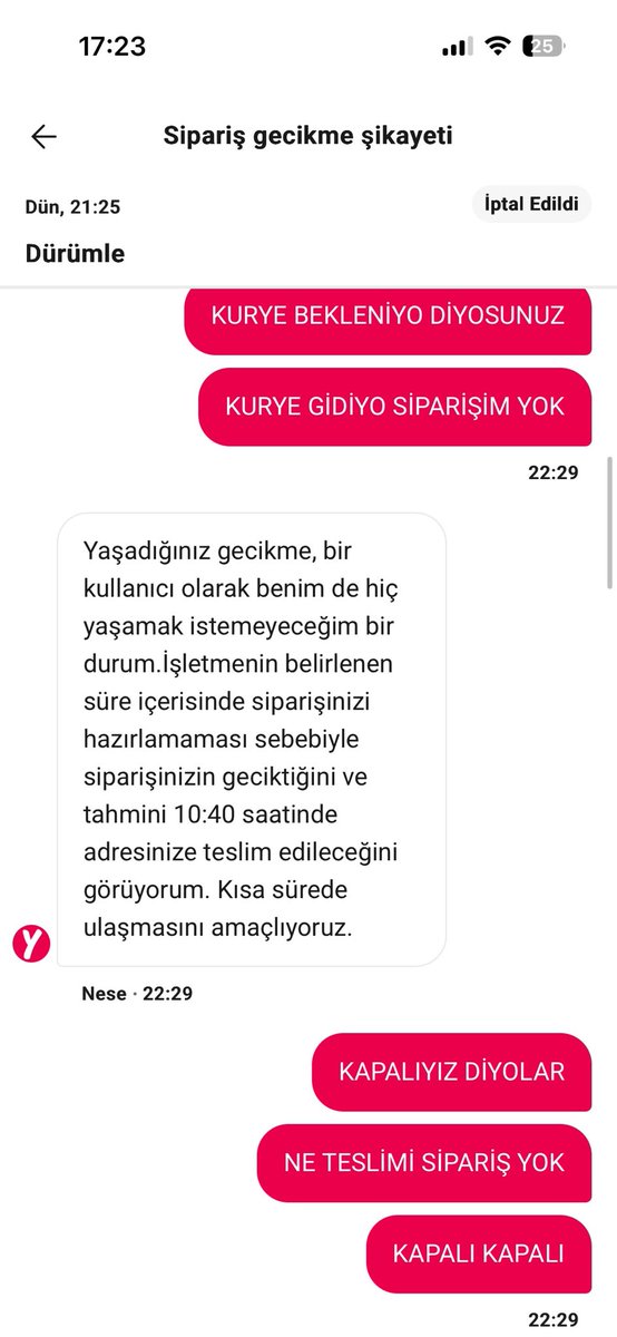 ezgiyucebas_'s tweet photo. Yemeksepeti üzerinden dürümleden sipariş verdim, siparişim ortada yok. Kurye istinyepark izmir dürümleye gidiyor, restoran kapandığını ve sipariş olmadığını söylüyor ama restoran sistemde hazır olarak işaretlediği için kurye siparişi almadan yeni siparişe geçemediğini söylerek sipariş yok diye kayıt açıp siparişi iptal ettirmem gerektiğini söylüyor. Binbir çabayla (yemeksepeti çağrı merkezi hala ortada olmayan siparişimin tahmini teslimat saatini verip atıp tutarken) siparişi iptal ettiriyorum. Dürümle ile iletişime geçtiğimde 22:06da siparişi kuryenin alıp gittiğini söylüyor ve kamera kayıtlarını da gösteriyor ama kameradaki kurye sistemde benim siparişin düştüğü kurye değil. Bana izletilen görüntü benim siparişim mi o da muamma çünkü benim siparişim 22:15 sularında hala hazırlanıyor gösteriyordu, o yüzden yemeksepeti çağrı merkezi de siparişiniz hazırlanıyo diyor hala. Dürümle siparişi kuryeye teslim ettik biz diyerek işten sıyrılıyor, yemeksepeti siparişimin akıbetiyle asla ilgilenmiyor ben günlerdir olayın peşindeyim çünkü bir kuryeye iftira atılıyor. Kuryenin restorana 22:25te gidip siparişimi sorup, sipariş olmadığını söylediklerine ben şahidim çünkü kurye ordayken beni aradı arkadaki restoran müdürü ve vardiya sorumlusu hanımefendilerin bağıra bağıra verdikleri cevapları ben duydum. Dürümle siparişsiz dönen kuryeden haberdarken neden bana kurye aldı siparişinizi diye dönüyor? Bana izletilen kamera kaydındaki kurye kim? Sipariş kimin siparişi? Benim siparişim nerede? @yemeksepeti @durumlee