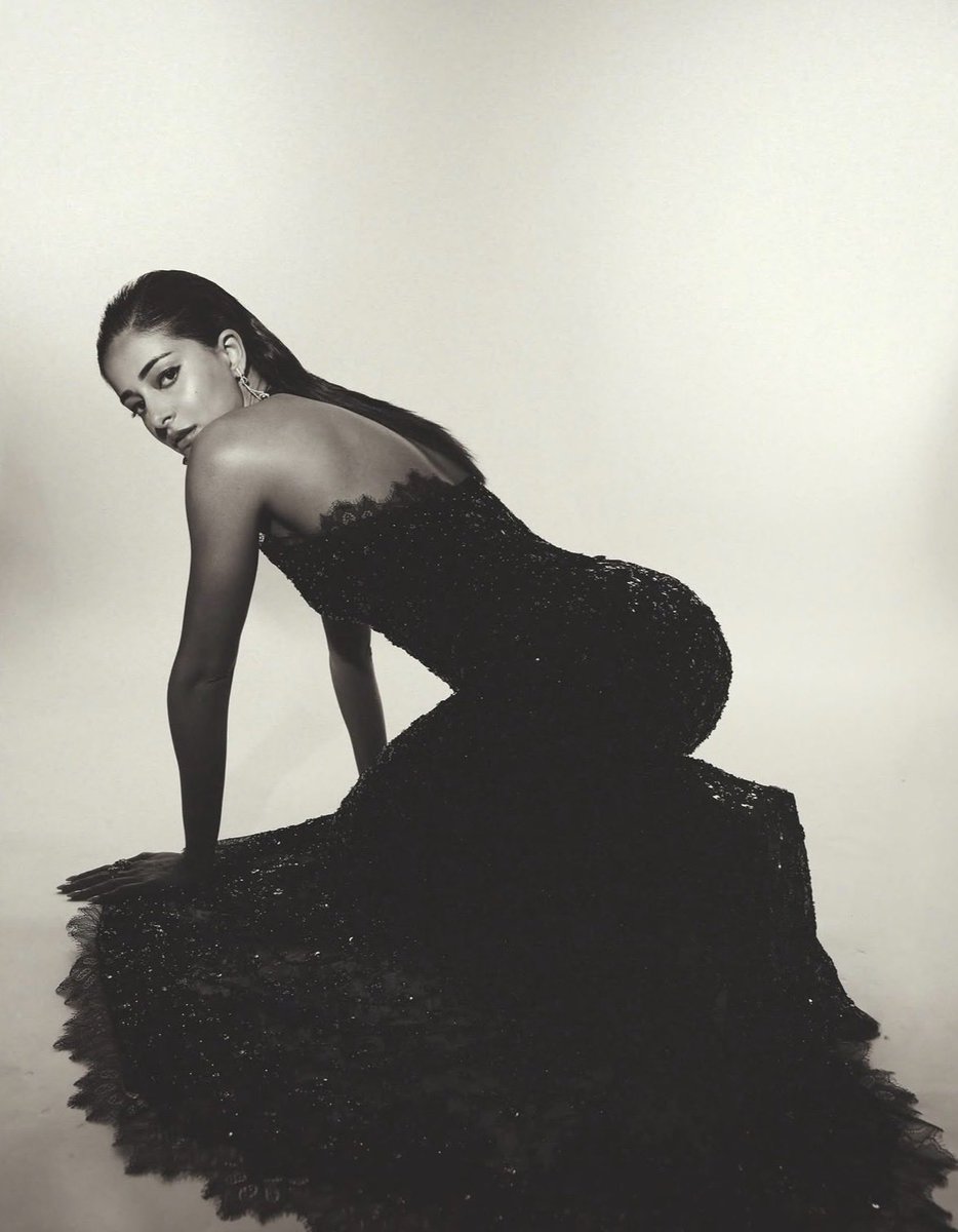 celebmenia's tweet photo. Ananya Panday and her obsession with flexing her ASS 🍑

A thread 🪡 🧵 https://t.co/uYmqMFhg7V