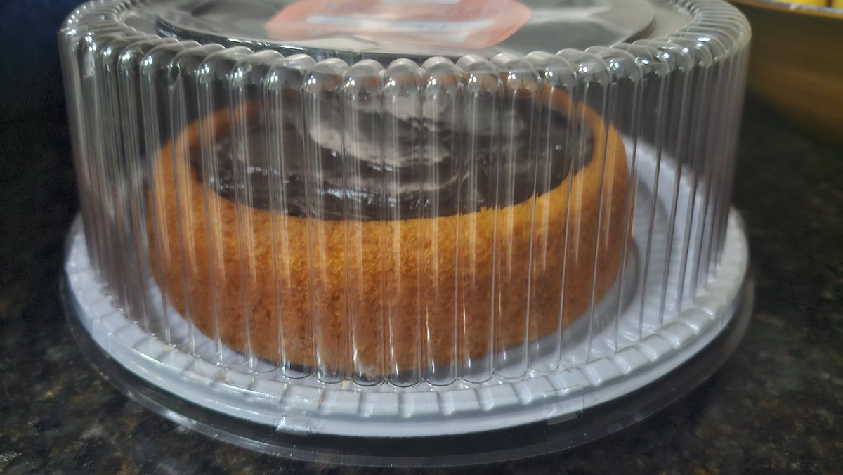 beadraxx's tweet photo. Eu quando o soldo de mamolado cai e agora eu tenho um bolo de cenoura após semanas de desejo de grávida https://t.co/bV8qToc4b3