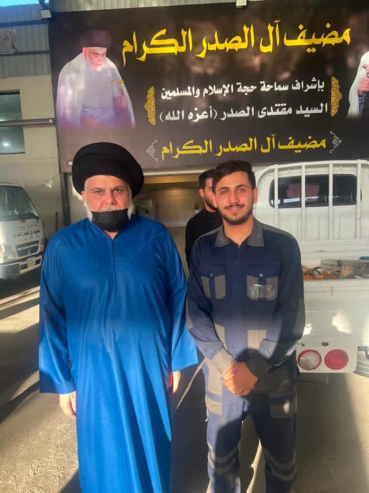 SadreiaAl's tweet photo. صور // 
جديد للسيد مقتدى الصدر أعزه الله مع عدد من خدام العتبة العلوية.. https://t.co/lBfew7LCWy
