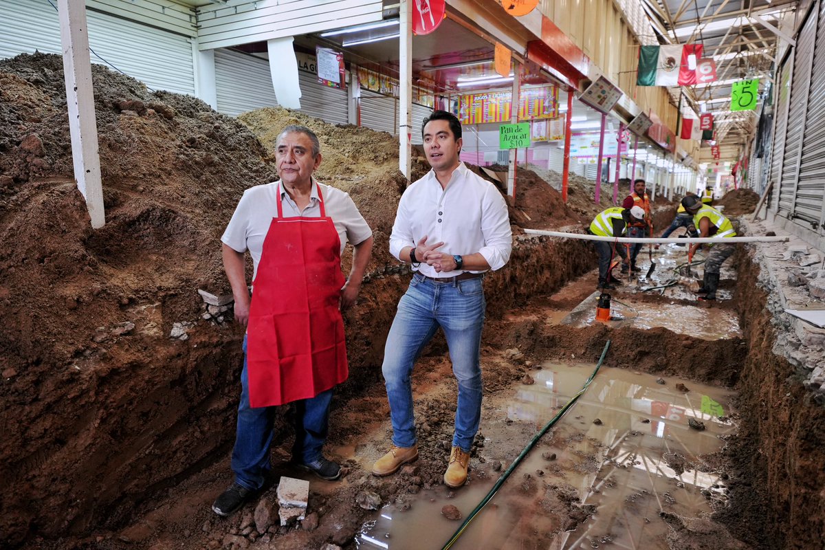 FeliFerMacias's tweet photo. En el Mercado Escobedo iniciamos una obra que durante décadas fue necesaria para rehabilitar el drenaje sanitario, el agua potable, el drenaje pluvial y los sanitarios.

Los trabajos se realizan por etapas para que el mercado siga funcionando y, al mismo tiempo, seguir apoyando a los locatarios para que les vaya mejor, más familias los visiten y sus ventas sigan creciendo.

#PromesaCumplida
#QuerétaroConFuturo