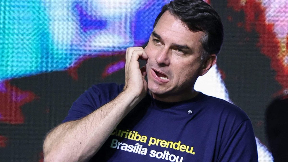mariarita4141's tweet photo. vazamento da íntegra de um calhamaço de 86 páginas enviado pelo senador Flávio Bolsonaro (PL-RJ) ao Escritório do Representante de Comércio dos Estados Unidos (USTR) disparou um violento revés sobre a pré-candidatura do extremista, que agora enfrenta a pior tempestade de sua trajetória pública. No documento oficial, que ostenta o timbre do Senado Federal, o filho 01 do ex-presidente Jair Bolsonaro (PL) assumiu uma postura classificada pela maior parte dos cidadãos e por analistas como de explícita vassalagem internacional: postou-se como ferrenho defensor dos interesses comerciais de bilionárias bandeiras norte-americanas de cartão de crédito, como Visa e MasterCard, propondo em contrapartida o cerceamento da expansão global do PIX, a bem-sucedida e gratuita ferramenta de pagamentos instantâneos desenvolvida pelo Banco Central do Brasil.
A reação nas redes sociais foi imediata e violenta. Rótulos como “traidor da pátria”, “Judas” e “traíra” espalharam-se de forma viral pelas pelas plataformas digitais, unindo diferentes setores da sociedade civil indignados com o uso de um fórum estrangeiro para desidratar um patrimônio tecnológico e financeiro nacional. Encurralado pelo bombardeio, Flávio Bolsonaro deu sinais públicos de desespero, cancelando compromissos em agendas tradicionais no Nordeste para anunciar uma viagem intempestiva a Washington, sob a alegação de estar “cansado e estressado” com o “nível de cobrança” do eleitorado brasileiro, quando na verdade seus concidadãos apenas exigem que ele se comporte como um brasileiro