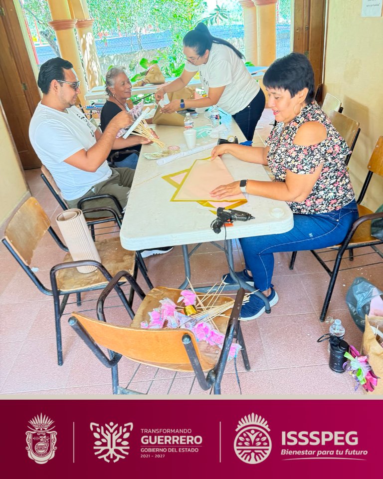 issspeg's tweet photo. En Casa de Día Arcelia se llevó a cabo la actividad Ramo de Billetes para Graduación, un taller creativo donde las y los participantes elaboraron hermosos ramos decorativos utilizando papel y billetes.

#TransformandoGuerrero #BienestarParaTuFuturo #ISSSPEG #CasaDeDiaArcelia https://t.co/MihHSuQSZn