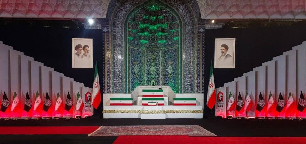 ZRahimisin15655's tweet photo. دلها به راه افتادند، در وداع با ولیّ امر. . اینجا، مراسم وداع با رهبر است؛ جایی که عشق به ولایت و اشتیاقِ سفر، در قابِ این تصویر جاودانه می‌شود. راهی که پایان ندارد، جز وصال.
#باید_برخاست
#آقای_شهید_ایران https://t.co/gfeDteHxGK