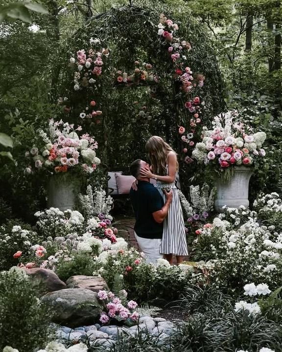 crismaths's tweet photo. convidados do casamento da taylor swift; a thread https://t.co/lyJ5vfD57J