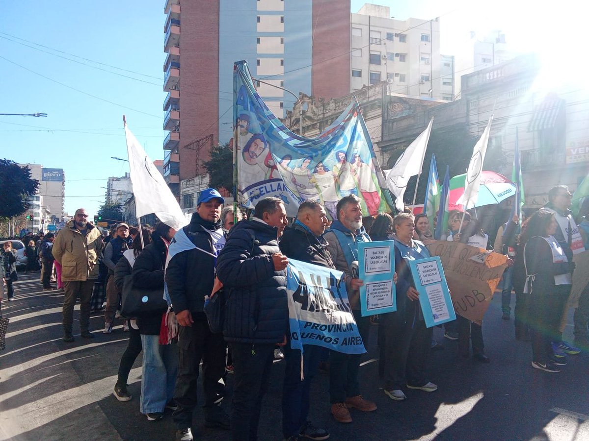PeriodismoDeIzq's tweet photo. #Avellaneda | Movilización contra la violencia hacia docentes en las escuelas en ese distrito. Solidaridad con la docencia que hoy esta de paro en rechazo a los hechos de violencia acontecidos. Aplicación efectiva del protocolo de resguardo existente, y ampliación de protocolo para una real y concreta protección de docentes y comunidad educativa ¡Basta de violencia en las escuelas!