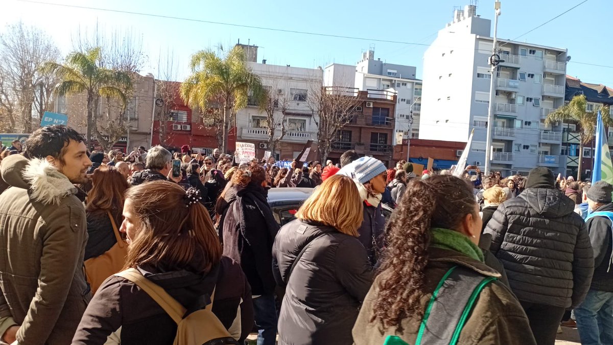 PeriodismoDeIzq's tweet photo. #Avellaneda | Movilización contra la violencia hacia docentes en las escuelas en ese distrito. Solidaridad con la docencia que hoy esta de paro en rechazo a los hechos de violencia acontecidos. Aplicación efectiva del protocolo de resguardo existente, y ampliación de protocolo para una real y concreta protección de docentes y comunidad educativa ¡Basta de violencia en las escuelas!