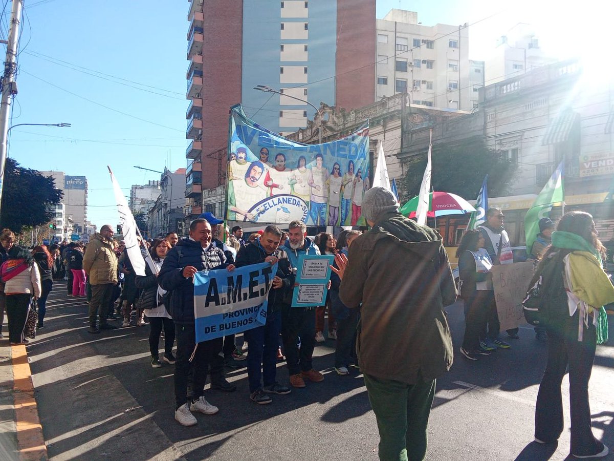 PeriodismoDeIzq's tweet photo. #Avellaneda | Movilización contra la violencia hacia docentes en las escuelas en ese distrito. Solidaridad con la docencia que hoy esta de paro en rechazo a los hechos de violencia acontecidos. Aplicación efectiva del protocolo de resguardo existente, y ampliación de protocolo para una real y concreta protección de docentes y comunidad educativa ¡Basta de violencia en las escuelas!
