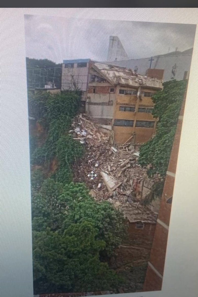 OrlvndoA's tweet photo. #URGENTE | Colapsa colegio en La Pastora.  https://t.co/xMIYwLp10y