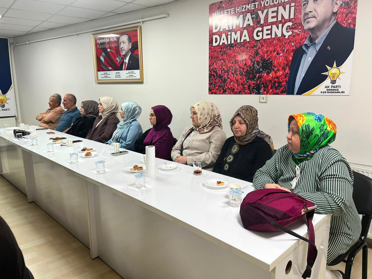 AkPartiDerincee's tweet photo. …Rıza Yıldız,Zehra Bozkurt İlçe Yöneticimiz Tarkan Alşan,Birkan Bozkurt,İhsan Özmen ve mahalle yönetimimizin katılımı ile toplantımızı gerçekleştirdik.
#AKPartiDerince 🇹🇷 @mstftrpn https://t.co/451rmZ3yHW