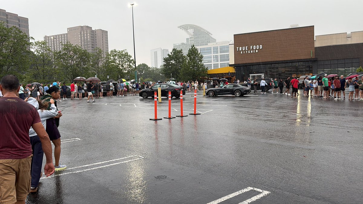 ltittsw's tweet photo. @peachtreerr @ATLtrackclub Update: The Peachtree Road Race has moved us to an empty parking lot in the thunder and rain https://t.co/j9wmVPbgNA