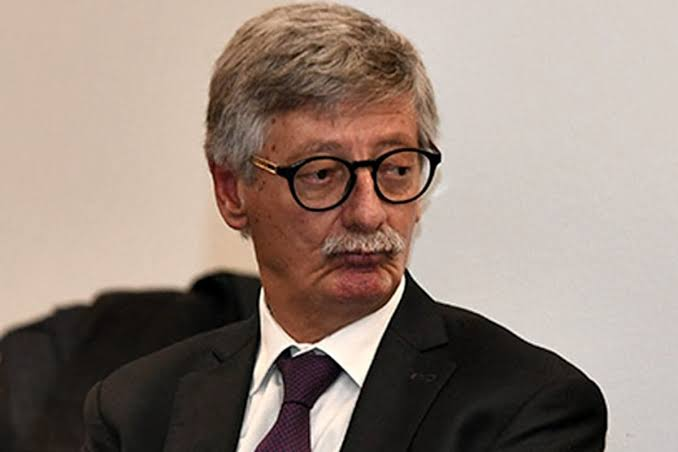 Lautafym's tweet photo. Mientras el fiscal Taiano (1) encubre, el juez Marcelo Martínez De Giorgi (2) aparta de la causa $Libra a los querellantes justo cuando Milei va a firmar la designación de su esposa como jueza federal. 

Lo peor de la casta judicial, junto a la casta política y la casta económica, mientras empobrecen al pueblo.

Voy a votar al que me diga que va a limpiar esta basura.