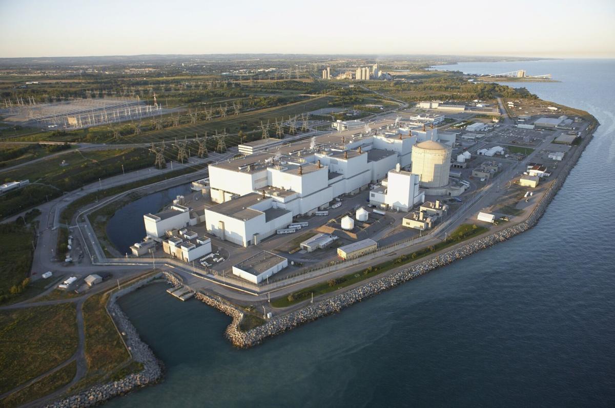 puddleduckable's tweet photo. @Combinecommando @ReviewsPossum Not everywhere is blessed by God to have gigantic inland lakes but theyre real good for cooling. Most people couldnt even clock this as a nuclear plant, especially if the high voltage wires werent around. https://t.co/8BONRbSyPx
